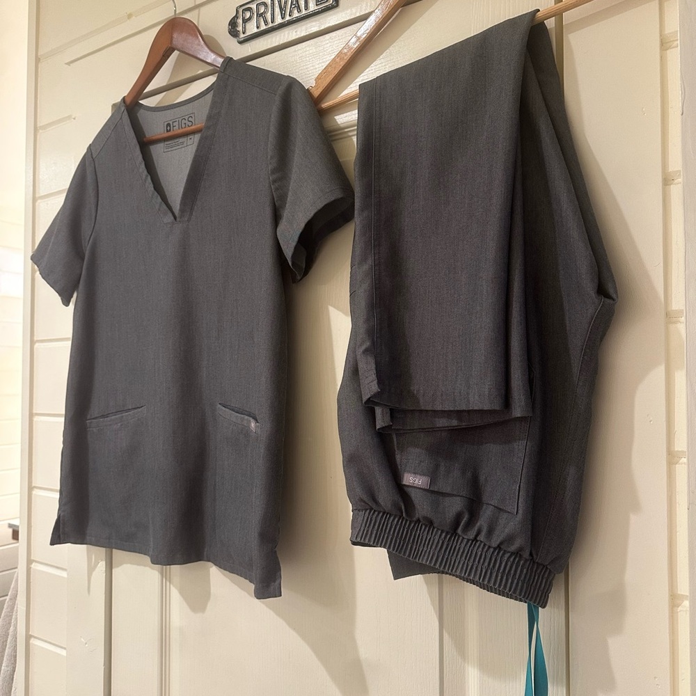 Figs scrubs medium, gray with teal tie